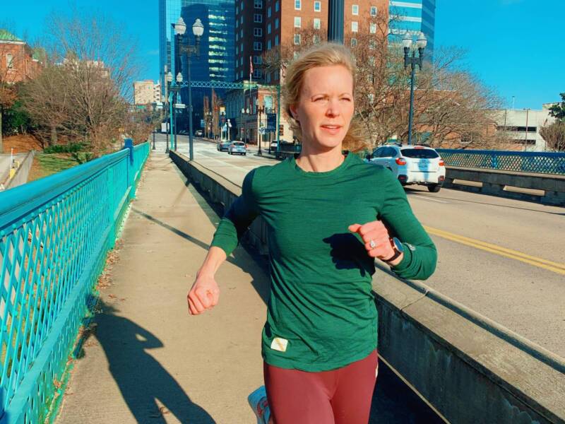 whitney running through the city in winter running clothes