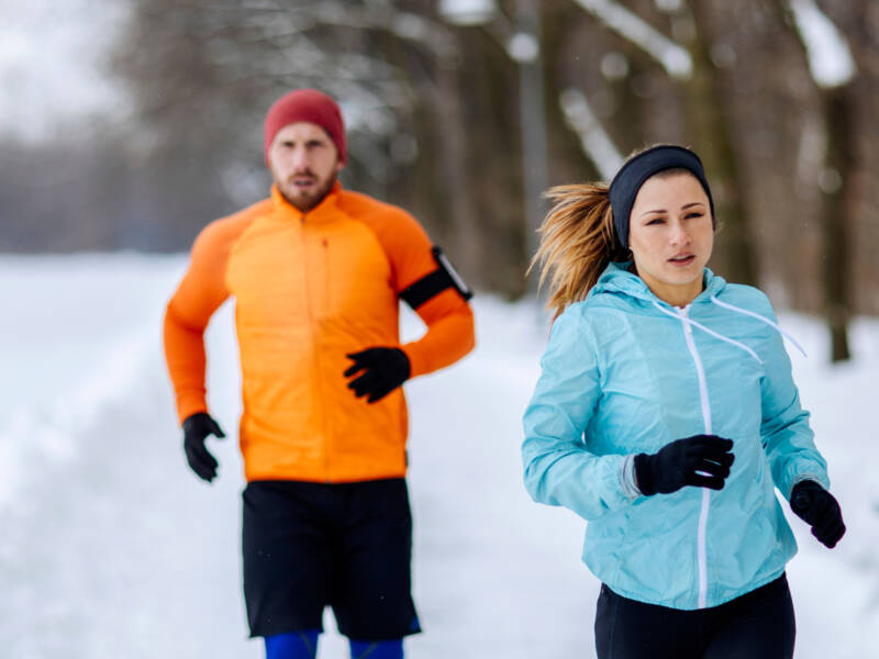 how to breathe while running in cold air--couple running in the snow