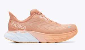 hoka Arahi in peach